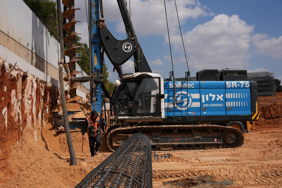 תל השומר – המכונה וכלוב הזיון